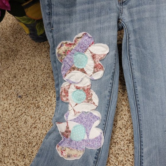 2959 Size 4 American Eagle Quilted Appliqued Flare Leg Jeans - Picture 3 of 7